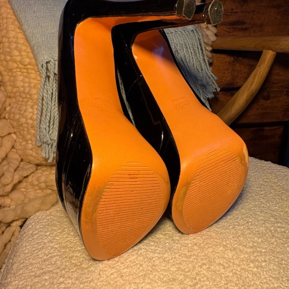 Elegant Black Platform Heels - Picture 5 of 7